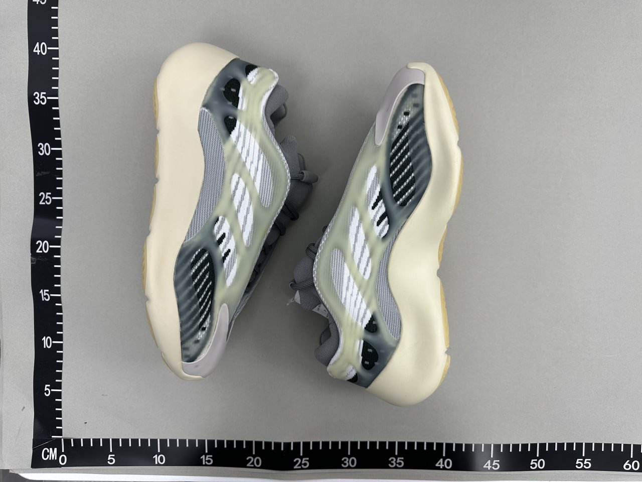 Adidas Yeezy 700