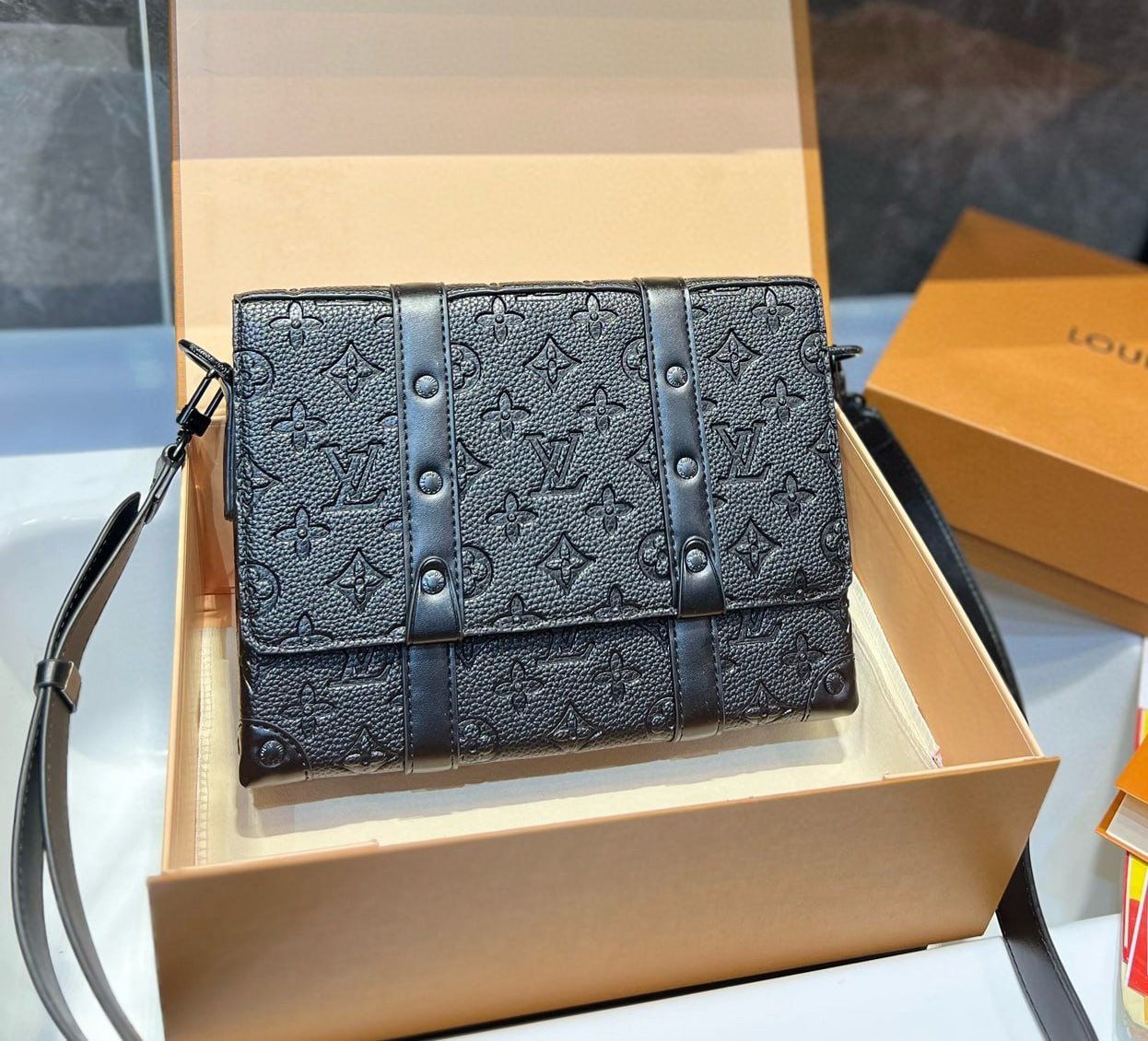  Louis Vuitton crossbody bag