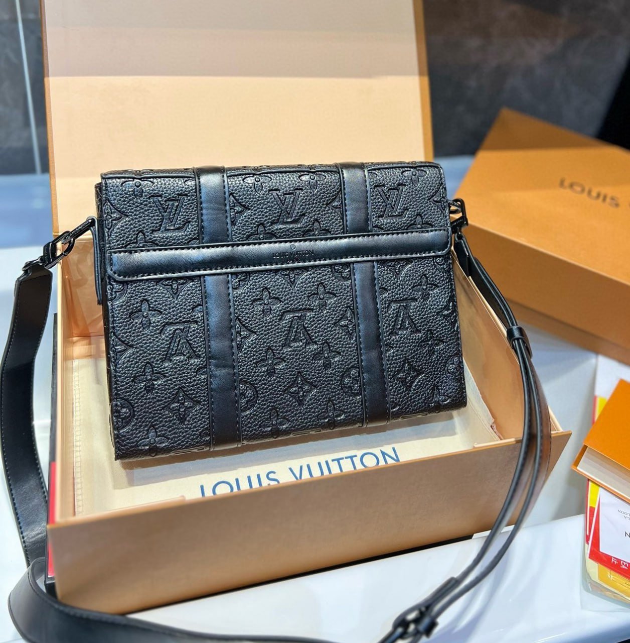 Louis Vuitton crossbody bag