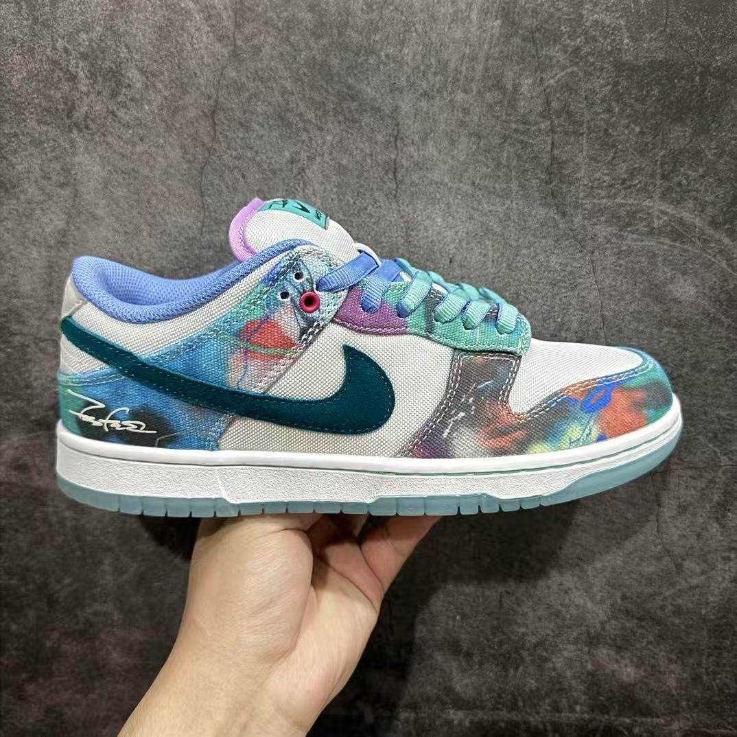 futura laboratories x nike sb dunk low